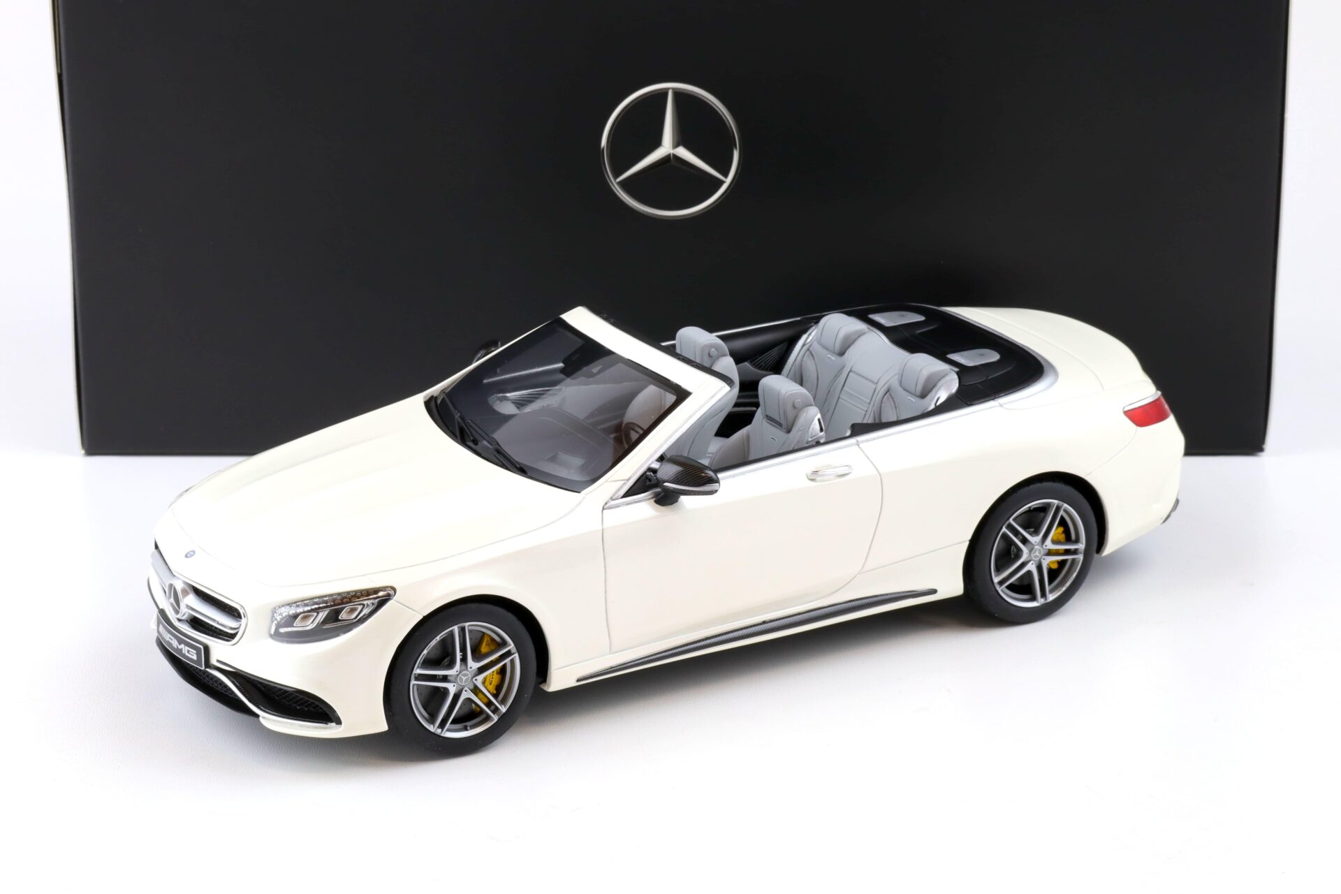 ID 82924 orig.jpg 1:18 GT Spirit Mercedes S63 AMG Convertible designo diamond white DEALER VERSION