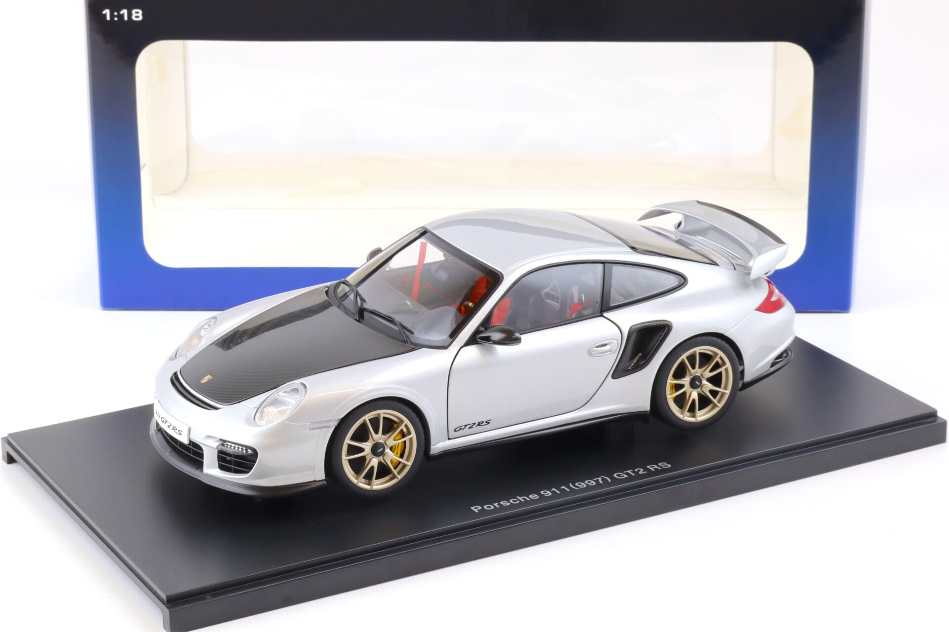 ID 84032 orig.jpg 1:18 AUTOart Porsche 911 (997) GT2 RS silver/ with Carbon 77961