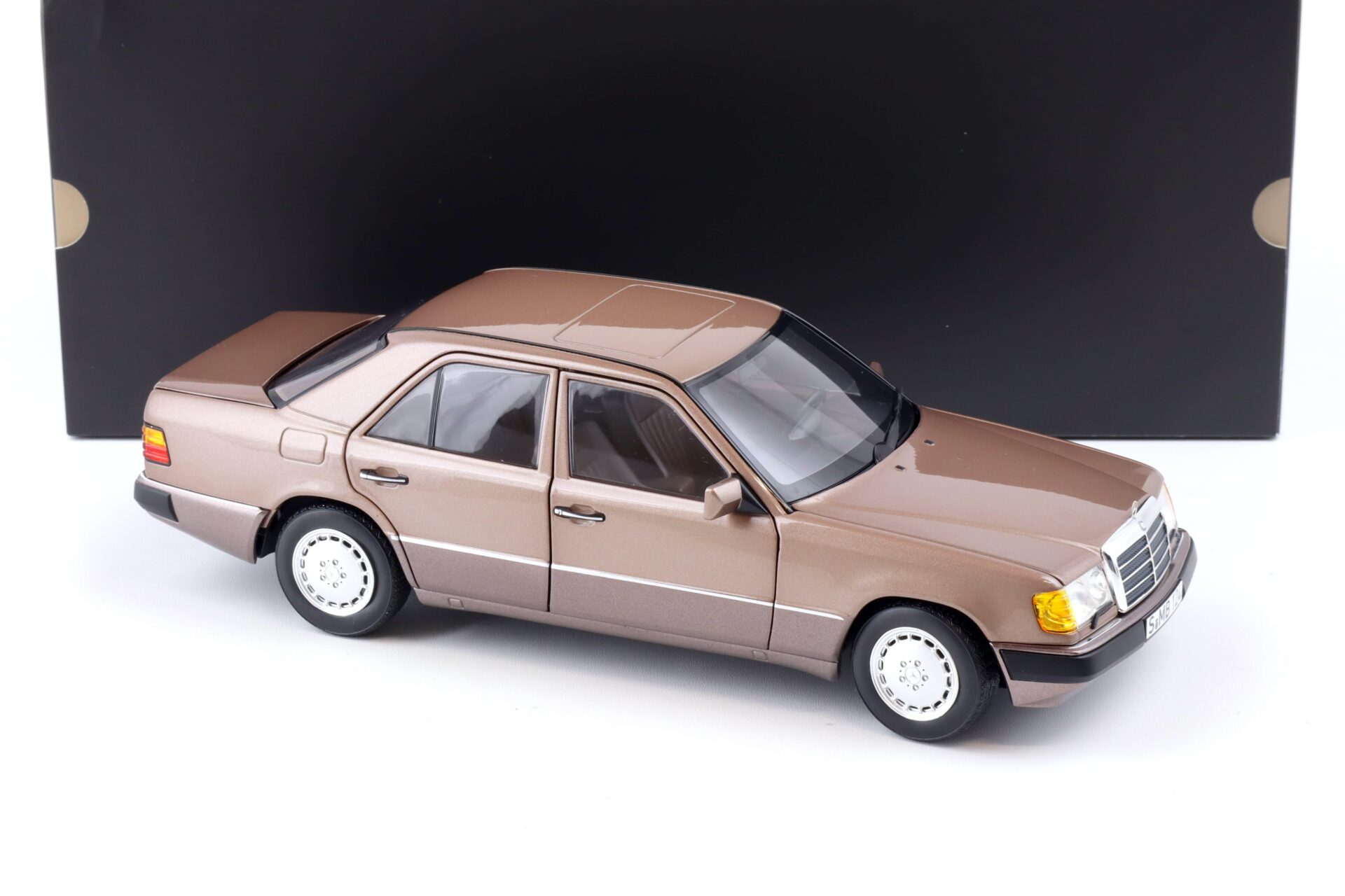 1:18 Norev Mercedes 230 E W124 Limousine 1992 rosewood metallic DEALER VERSION