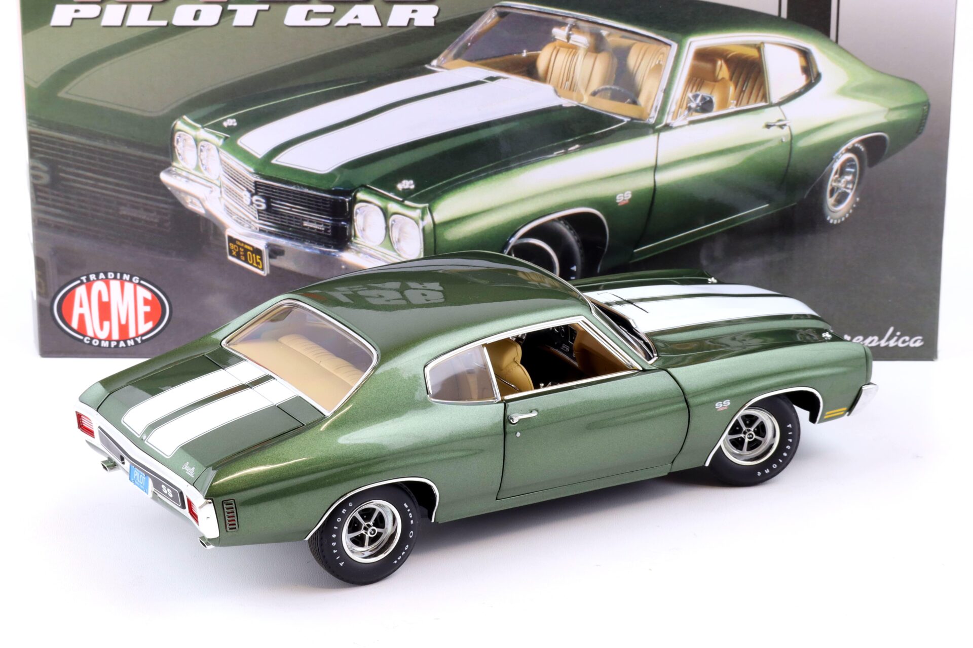 1:18 AMCE 1970 Chevrolet Chevelle 454 LS6 Coupe Pilot Car green metallic/ white