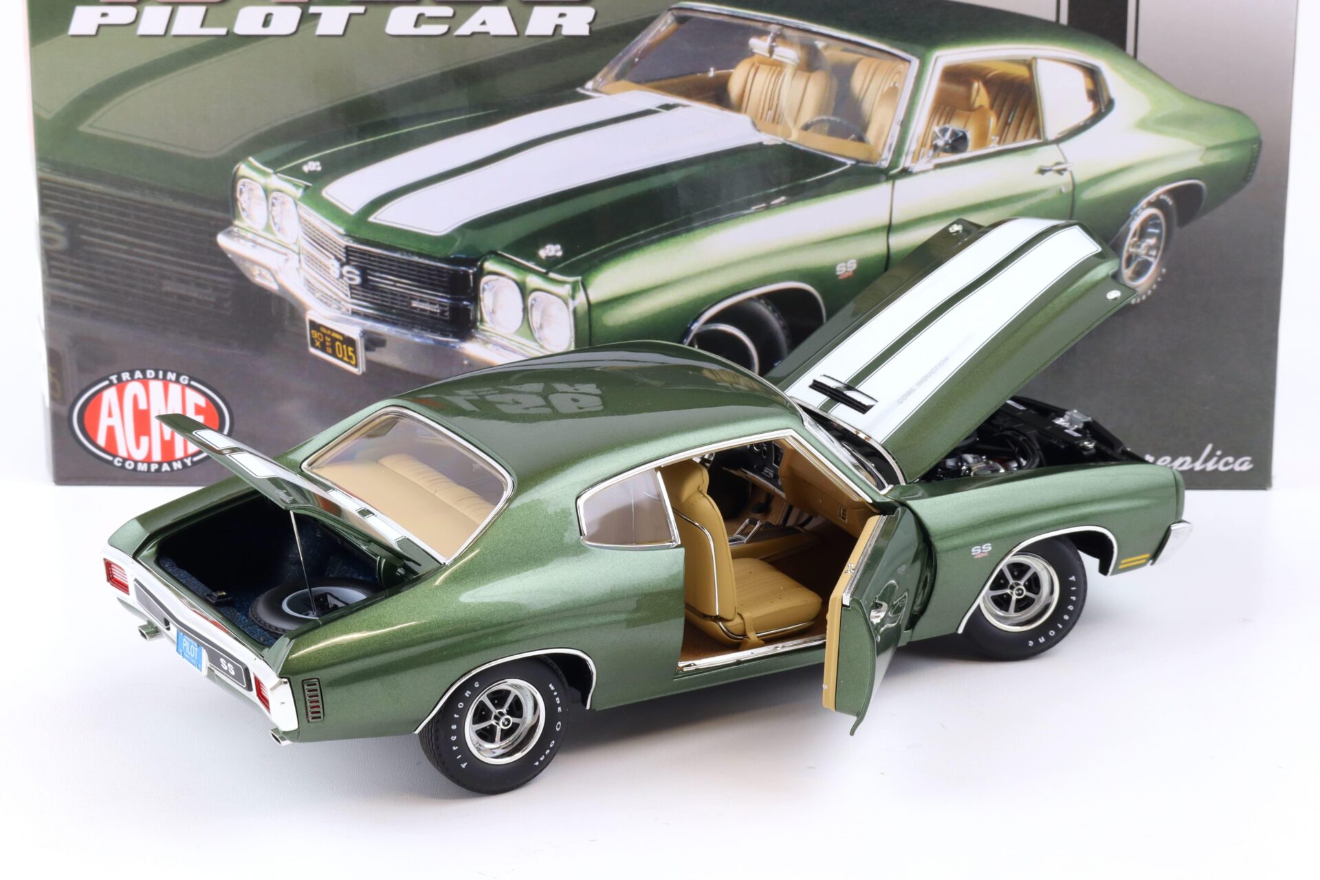 1:18 AMCE 1970 Chevrolet Chevelle 454 LS6 Coupe Pilot Car green metallic/ white