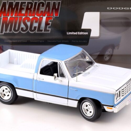 1:18 Auto World 1977 Dodge D100 Adventurer Sweptline Pickup light blue & white