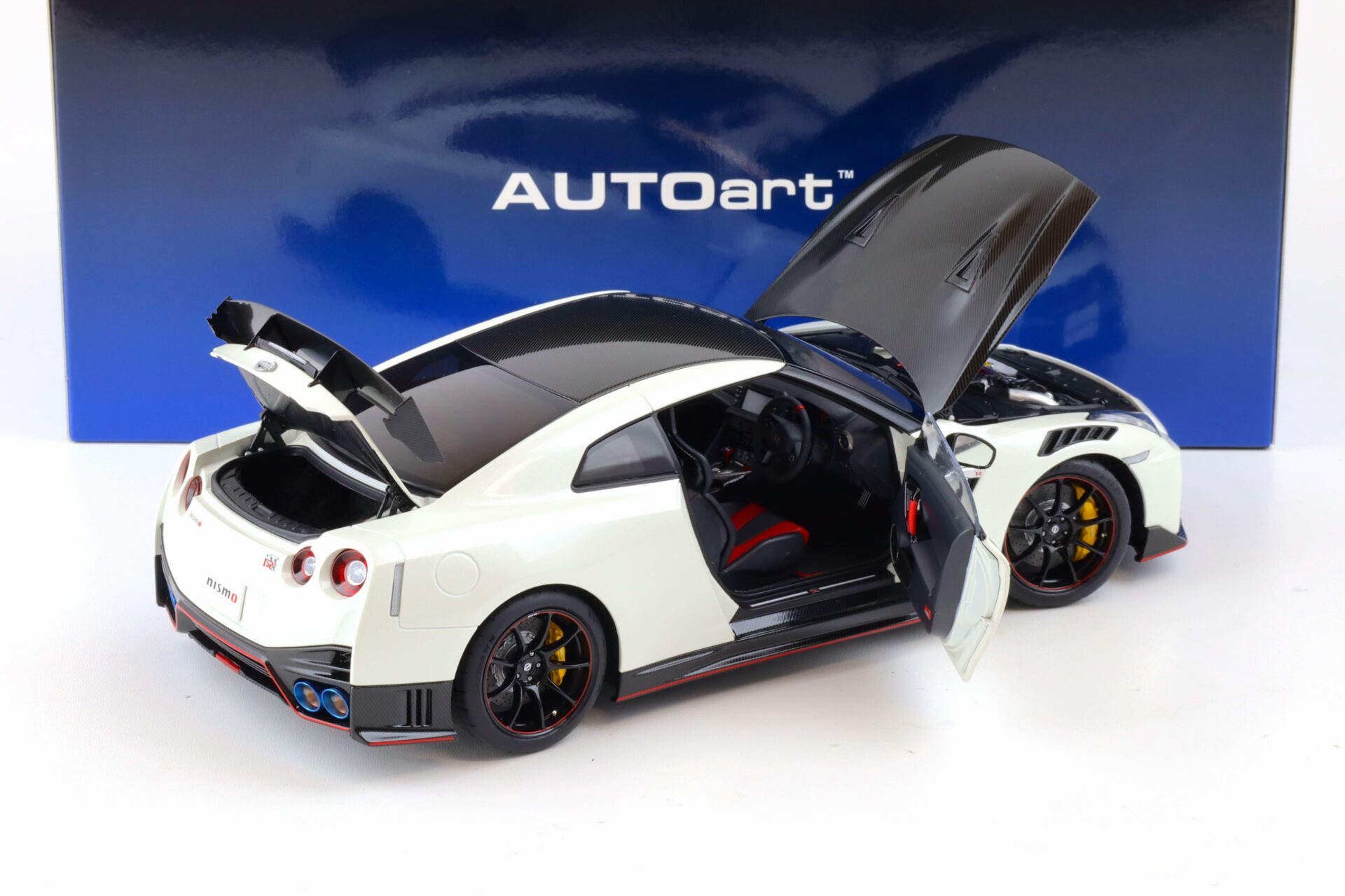 1:18 AUTOart Nissan GT-R (R35) Nismo Special Edition 2022 Brilliant white pearl 77501
