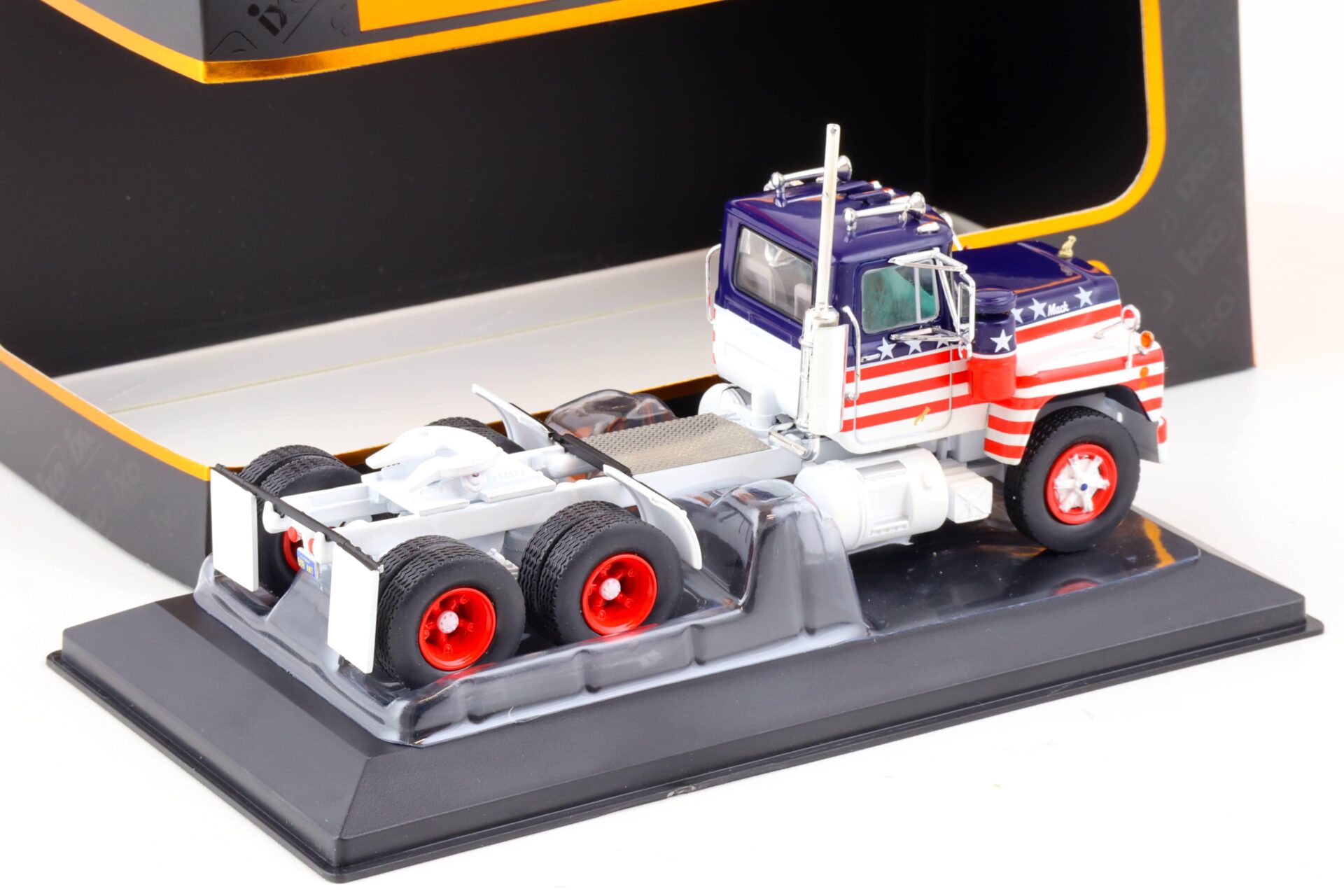 1:43 IXO 1966 Mack R-Series SZM Truck Stars & Stripes white/blue/red TR178.22