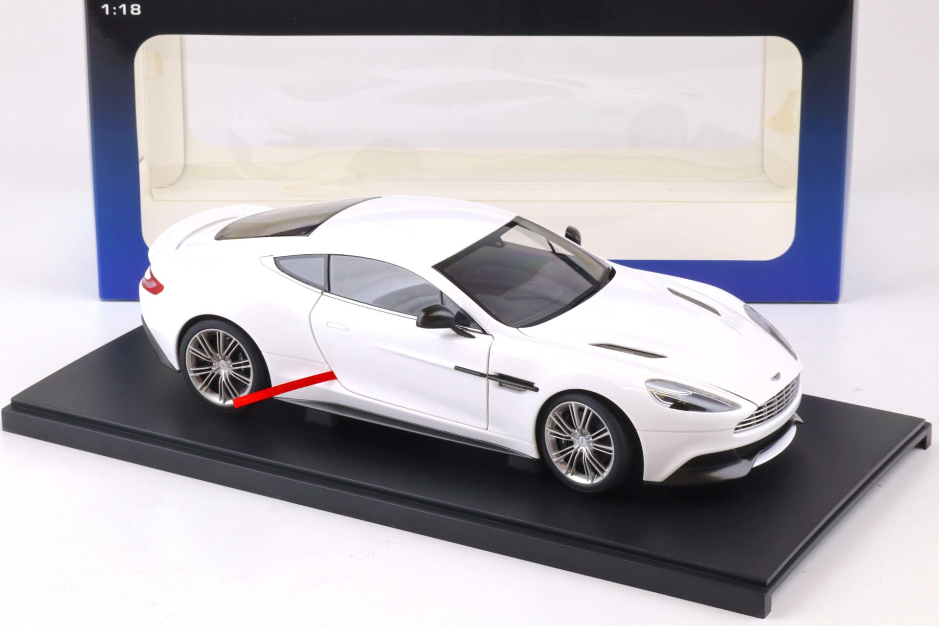 1:18 AUTOart Aston Martin Vanquish Coupe 2015 glossy white 70250