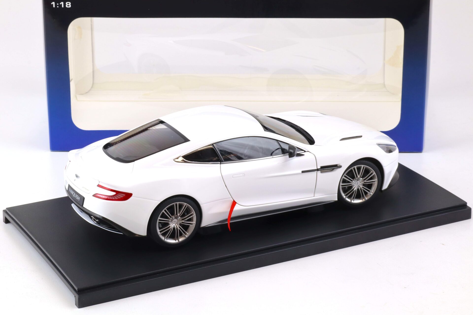 1:18 AUTOart Aston Martin Vanquish Coupe 2015 glossy white 70250
