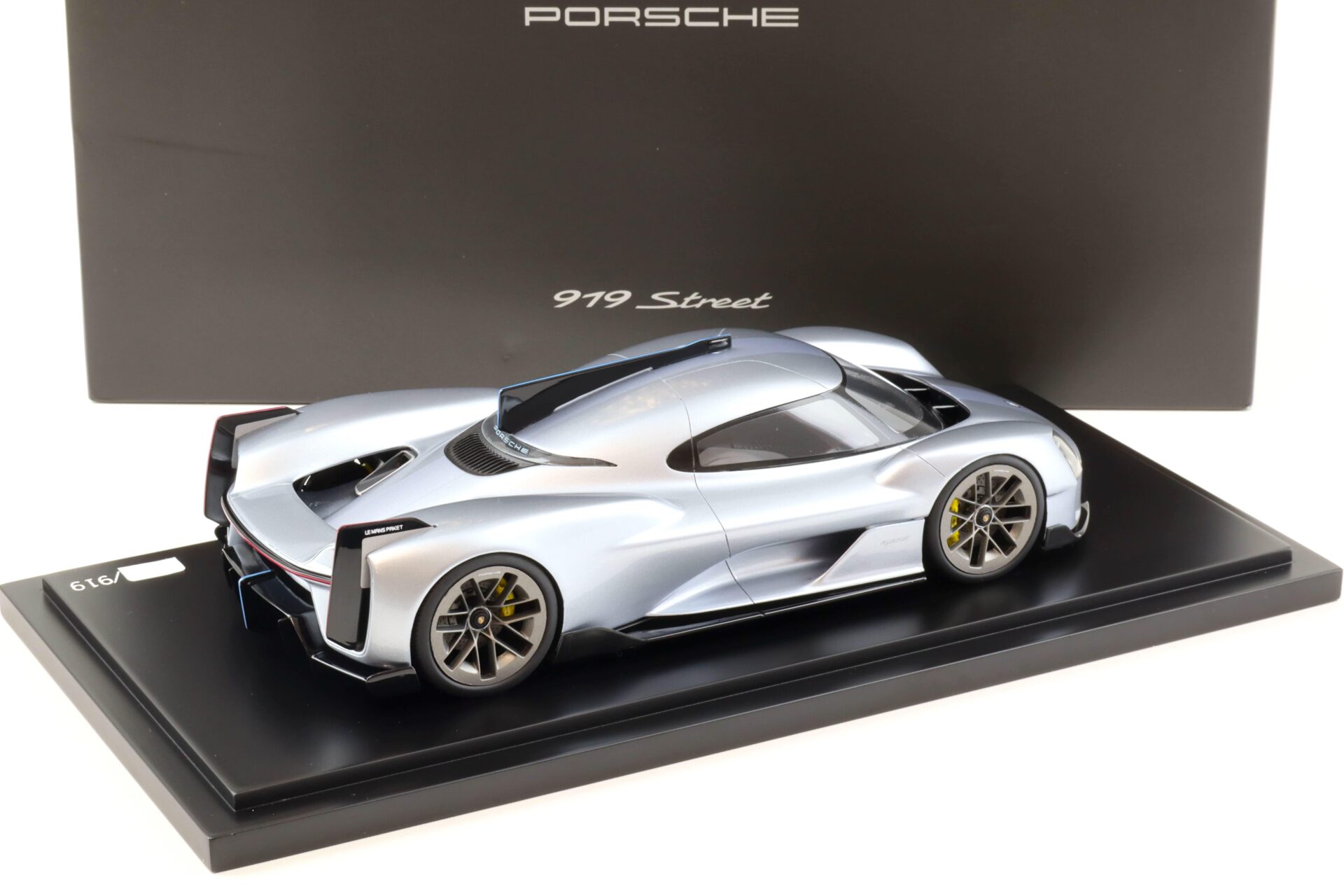 1:18 Spark Porsche 919 Street silver Limited 919 pcs. WAP DEALER