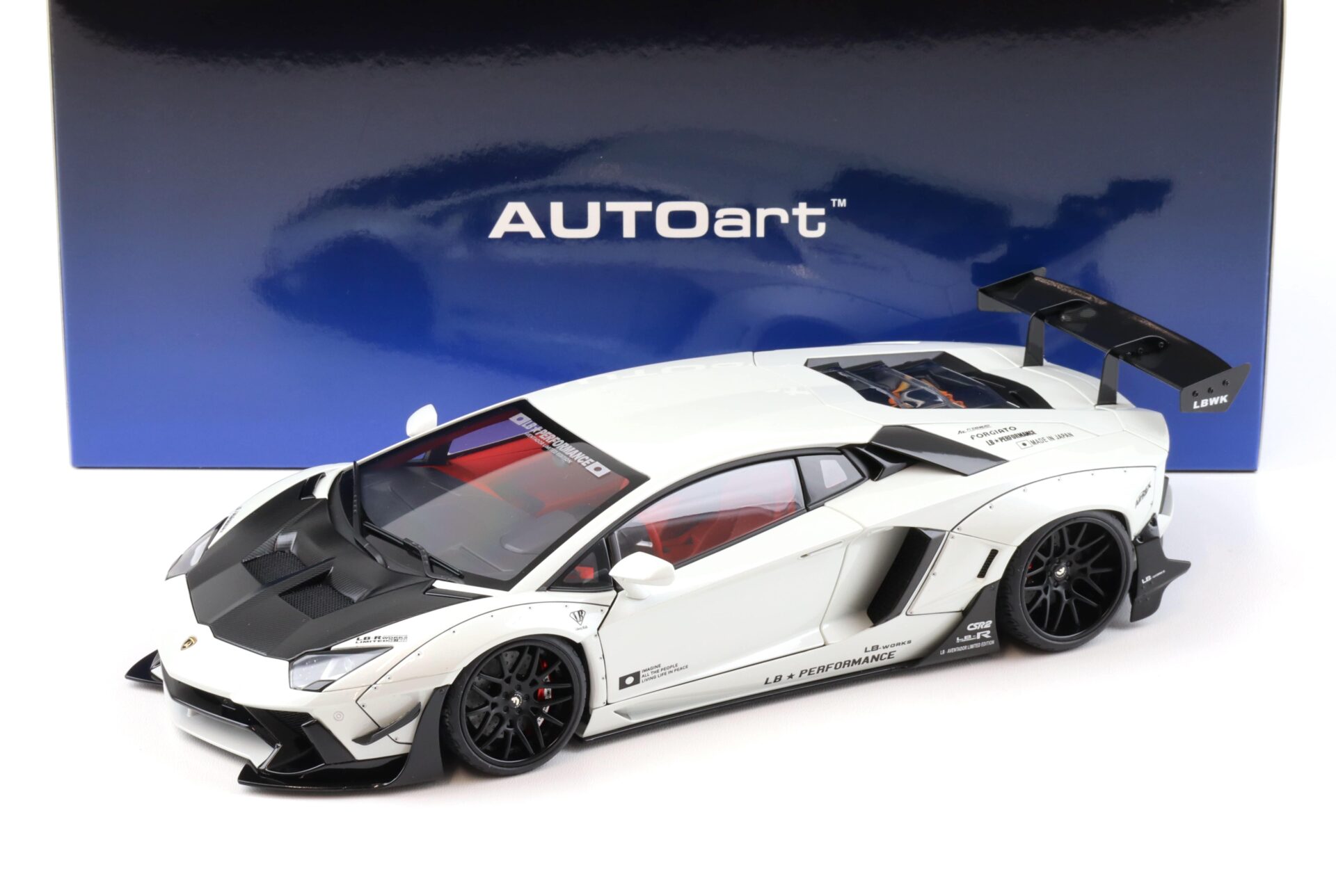 ID 92140 orig.jpg 1:18 AUTOart Liberty Walk LB-WORKS Lamborghini Aventador metallic white/ carbon bonnet 79241