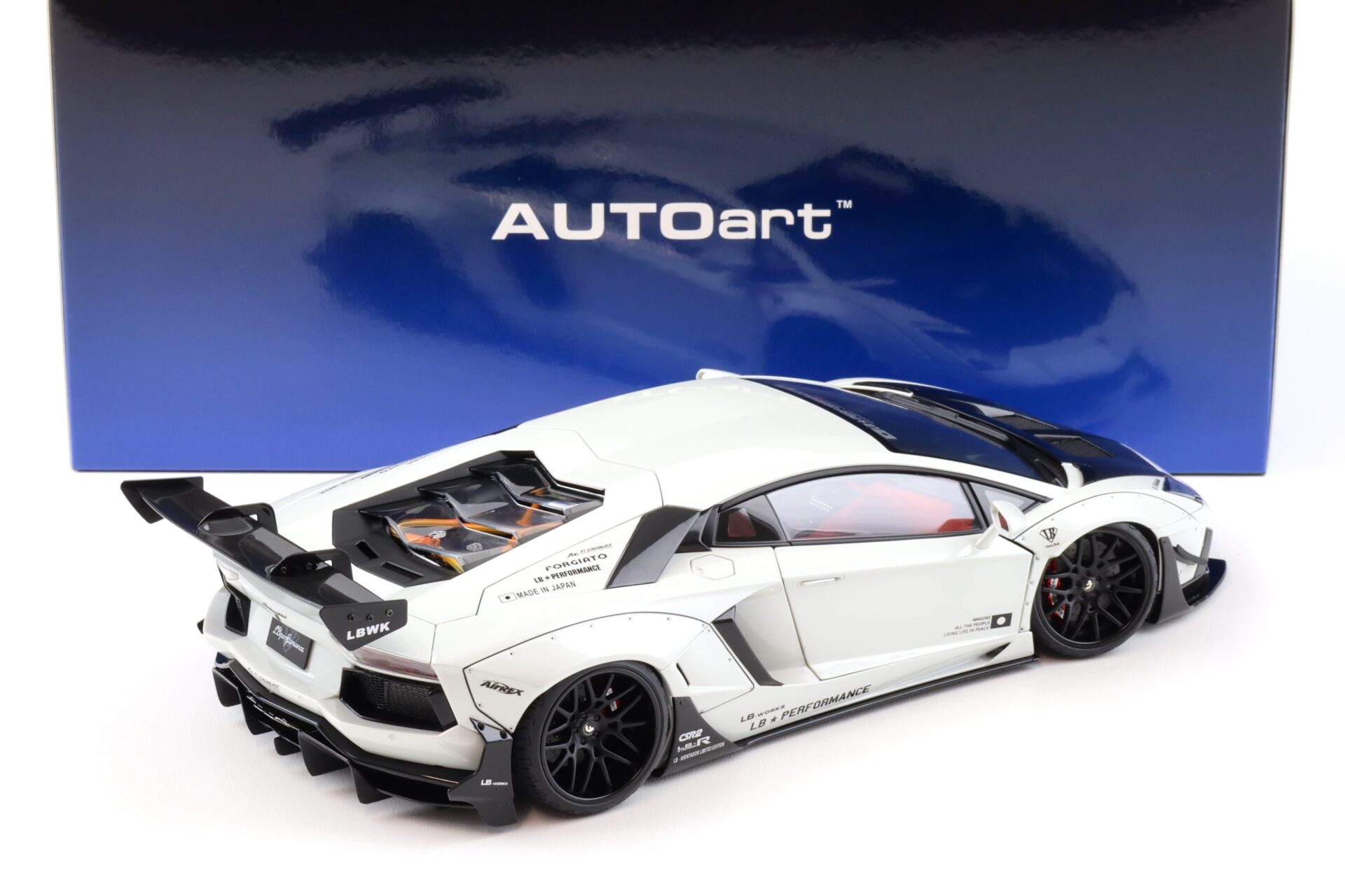 1:18 AUTOart Liberty Walk LB-WORKS Lamborghini Aventador metallic white/ carbon bonnet 79241