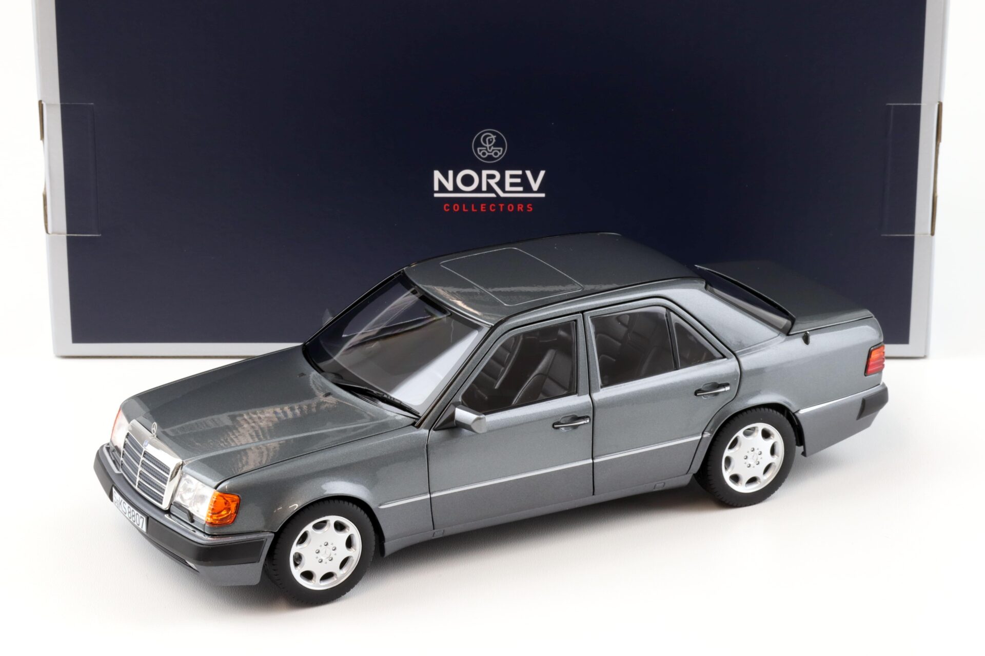 ID 94783 orig.jpg 1:18 Norev Mercedes 500 E W124 5.0 V8 Limousine 1990 pearl grey metallic 183946