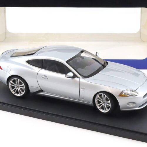 1:18 AUTOart Jaguar XK Coupe 2006 Liquid silver 73631
