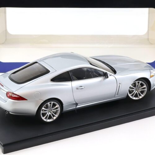 1:18 AUTOart Jaguar XK Coupe 2006 Liquid silver 73631