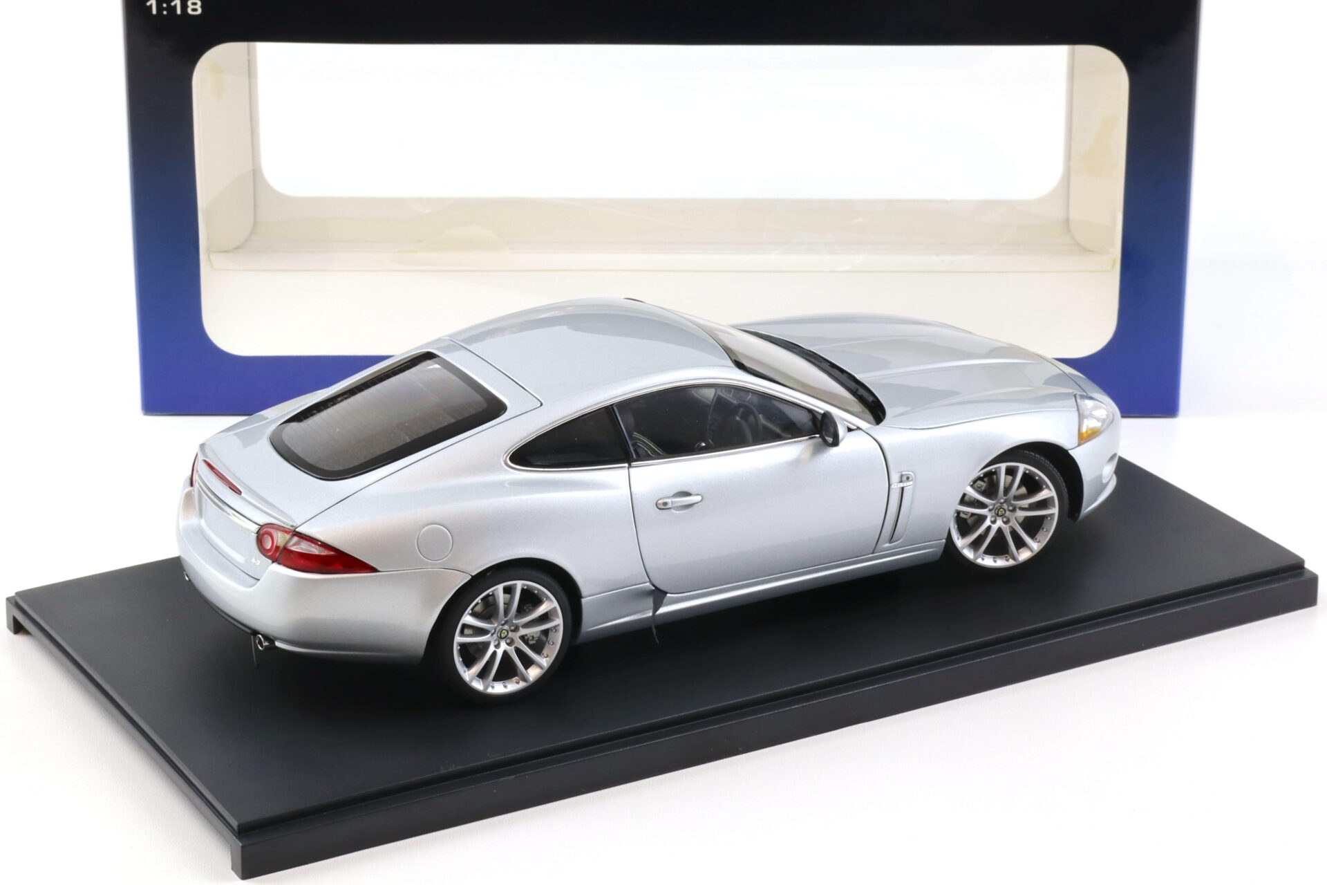 1:18 AUTOart Jaguar XK Coupe 2006 Liquid silver 73631
