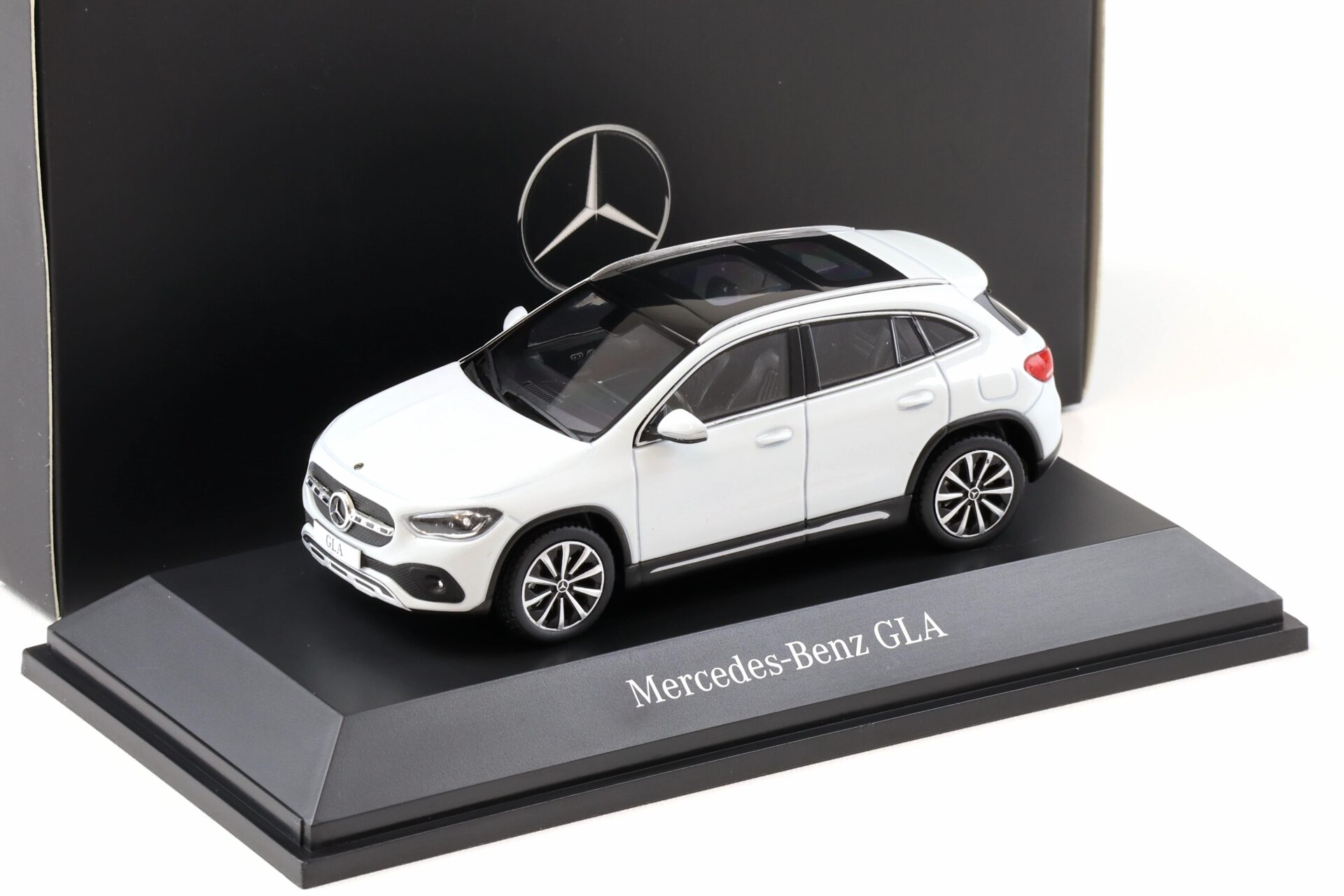 1:43 Spark Mercedes GLA H247 digital white 2020 DEALER VERSION