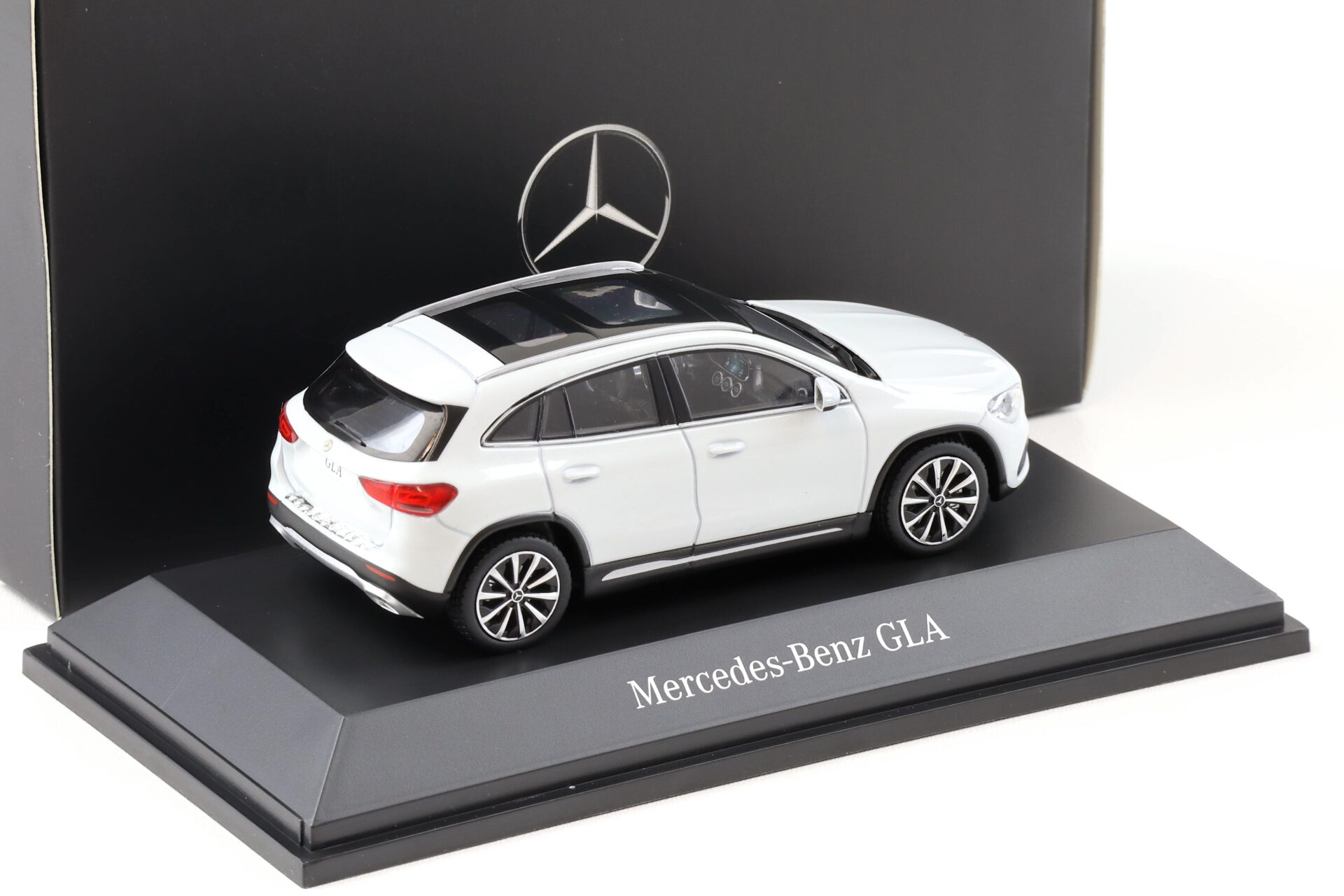 1:43 Spark Mercedes GLA H247 digital white 2020 DEALER VERSION