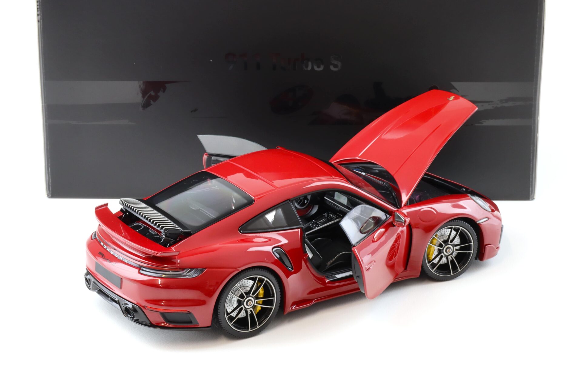 1:18 Minichamps Porsche 911 (992) Turbo S Coupe Sport Design 2021 red