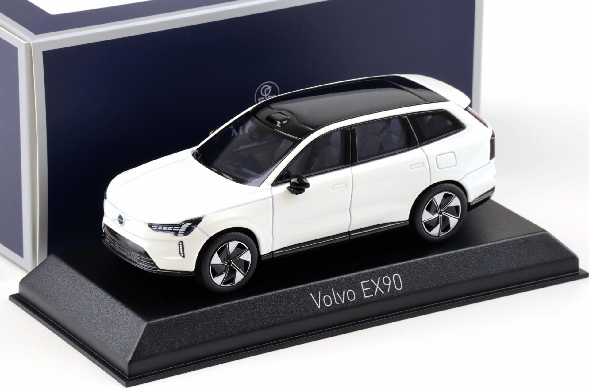 1:43 Norev Volvo EX90 2024 Crystal white pearl 870080