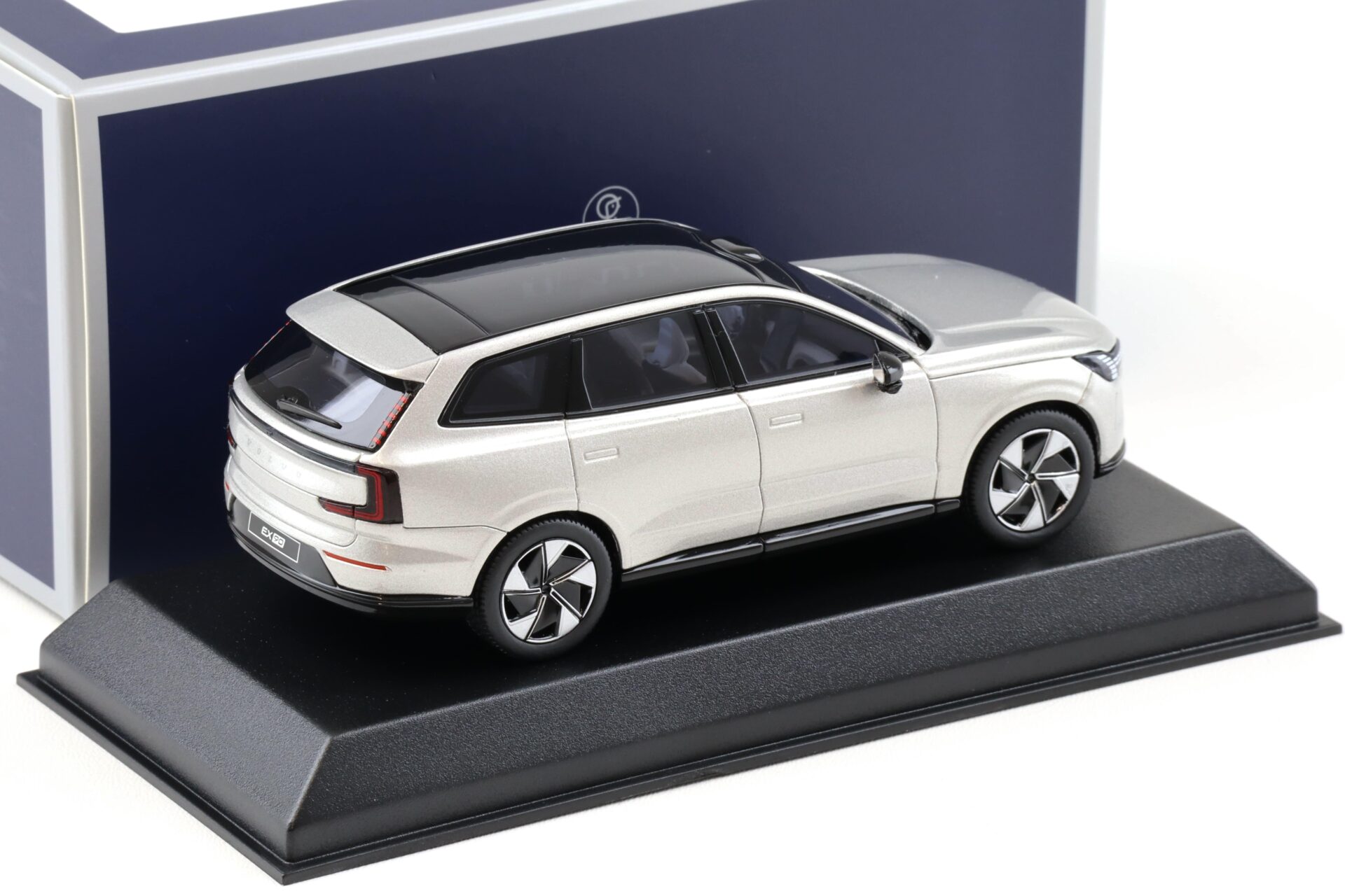 1:43 Norev Volvo EX90 2024 Silver Dawn metallic 870081