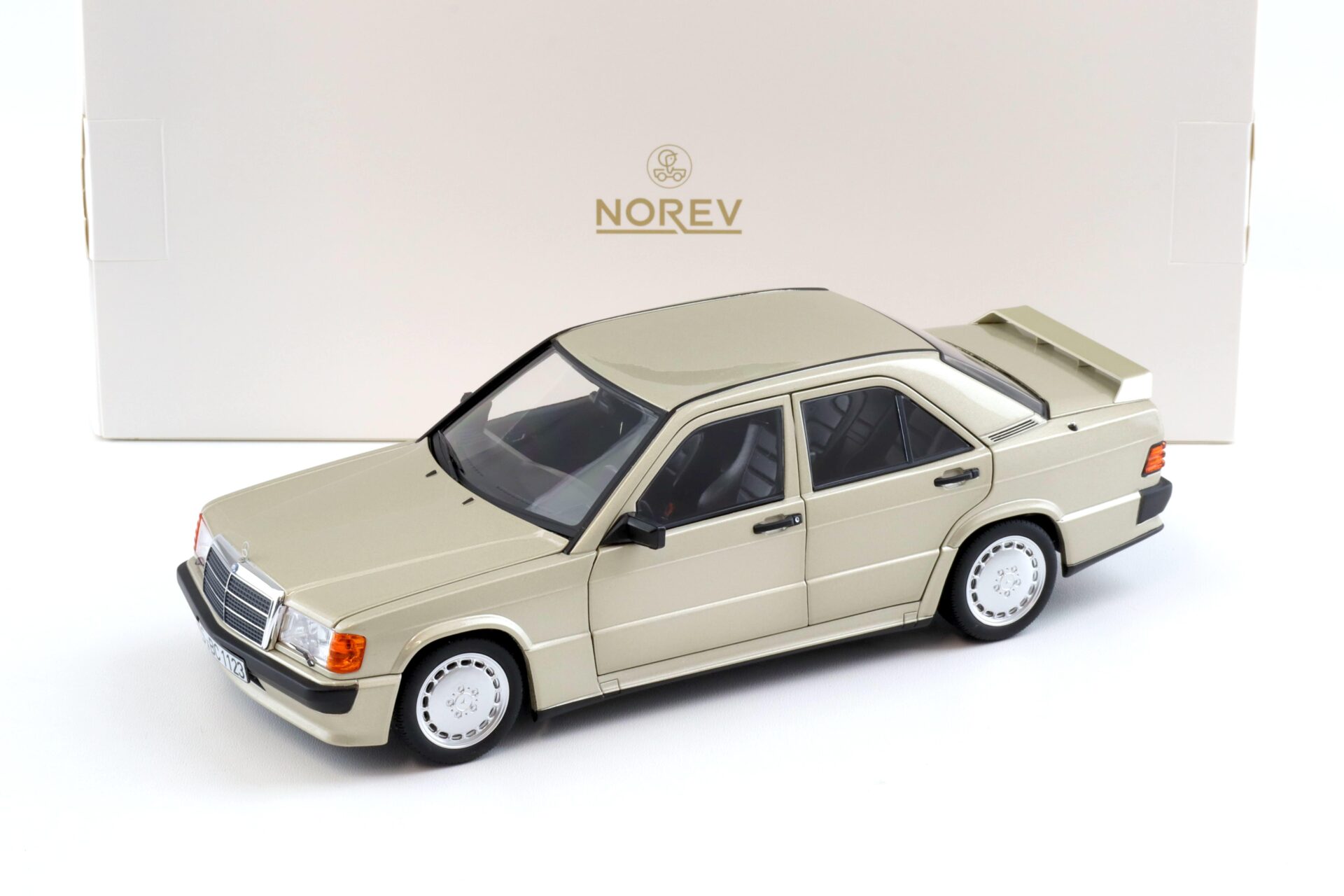 1:18 Norev Mercedes 190E 2.3-16 W201 Limousine 1984 Smoke silver metallic 183831