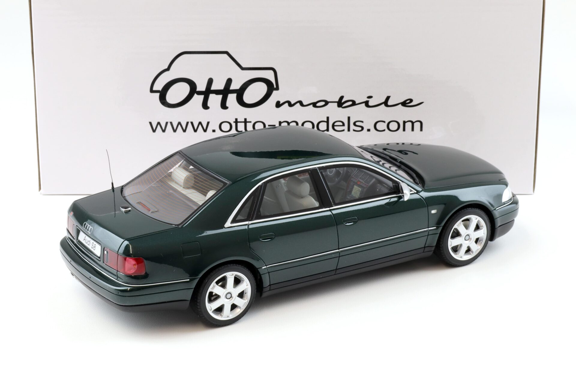 1:18 OTTO mobile OT916 Audi S8 (D2) 4.2 V8 Limousine 2001 Racing green