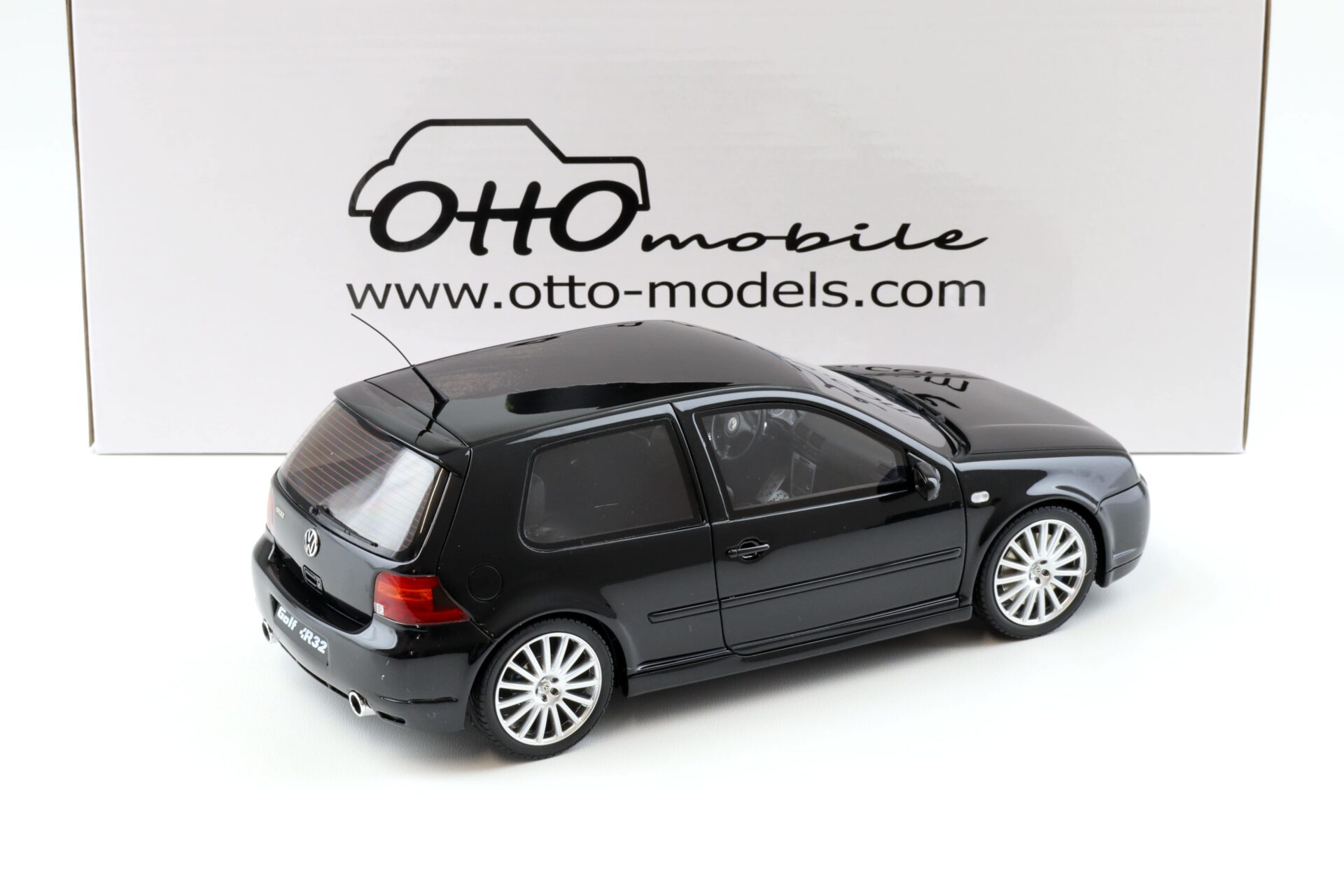 1:18 OTTO mobile OT964 VW Golf IV 4 R32 black