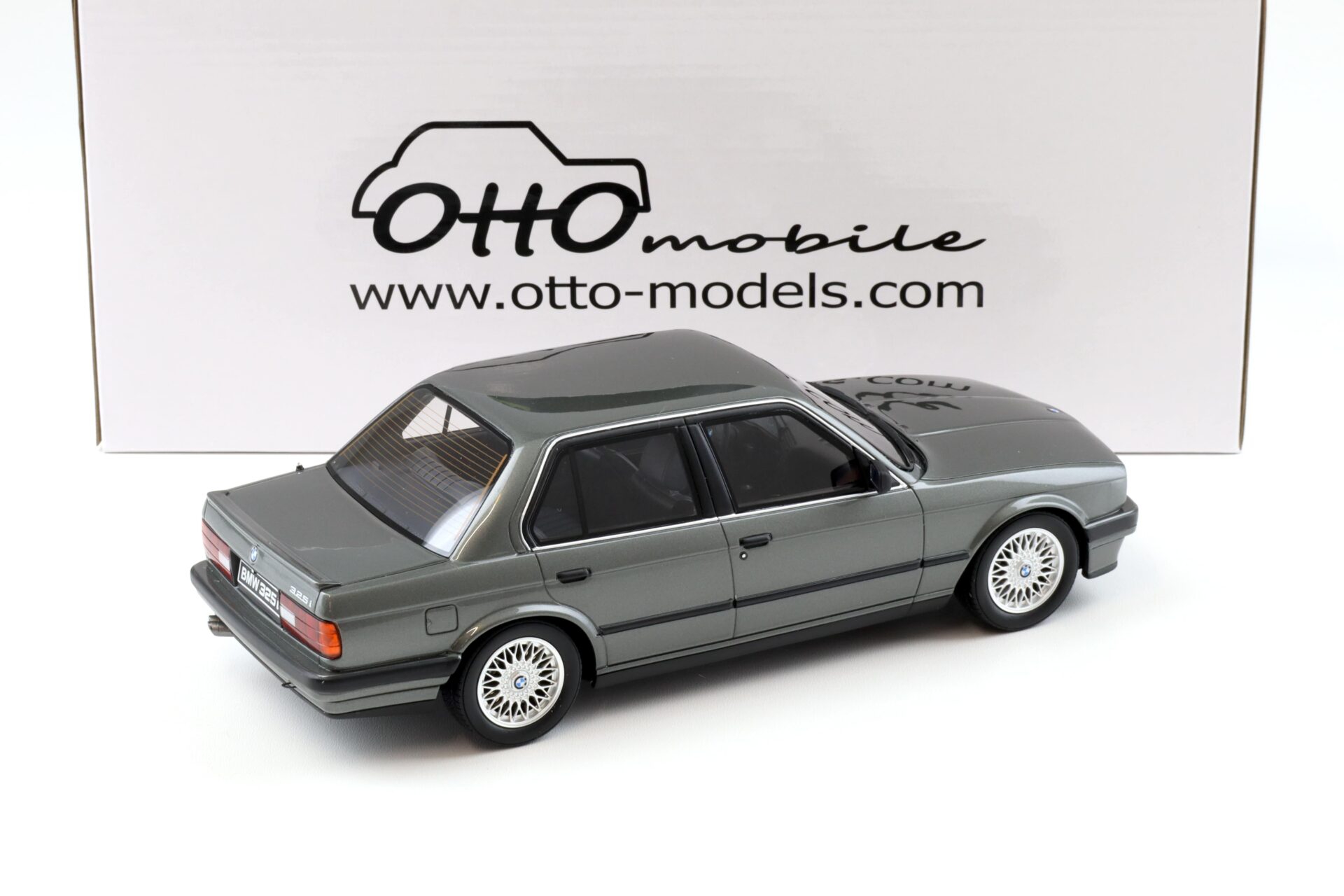 1:18 OTTO mobile OT819 BMW 325i E30 Sedan 1988 grey metallic