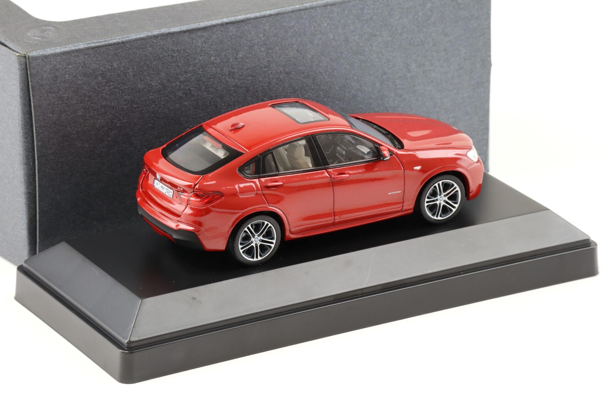 1:43 Herpa BMW X4 (F26) melbourne red DEALER VERSION