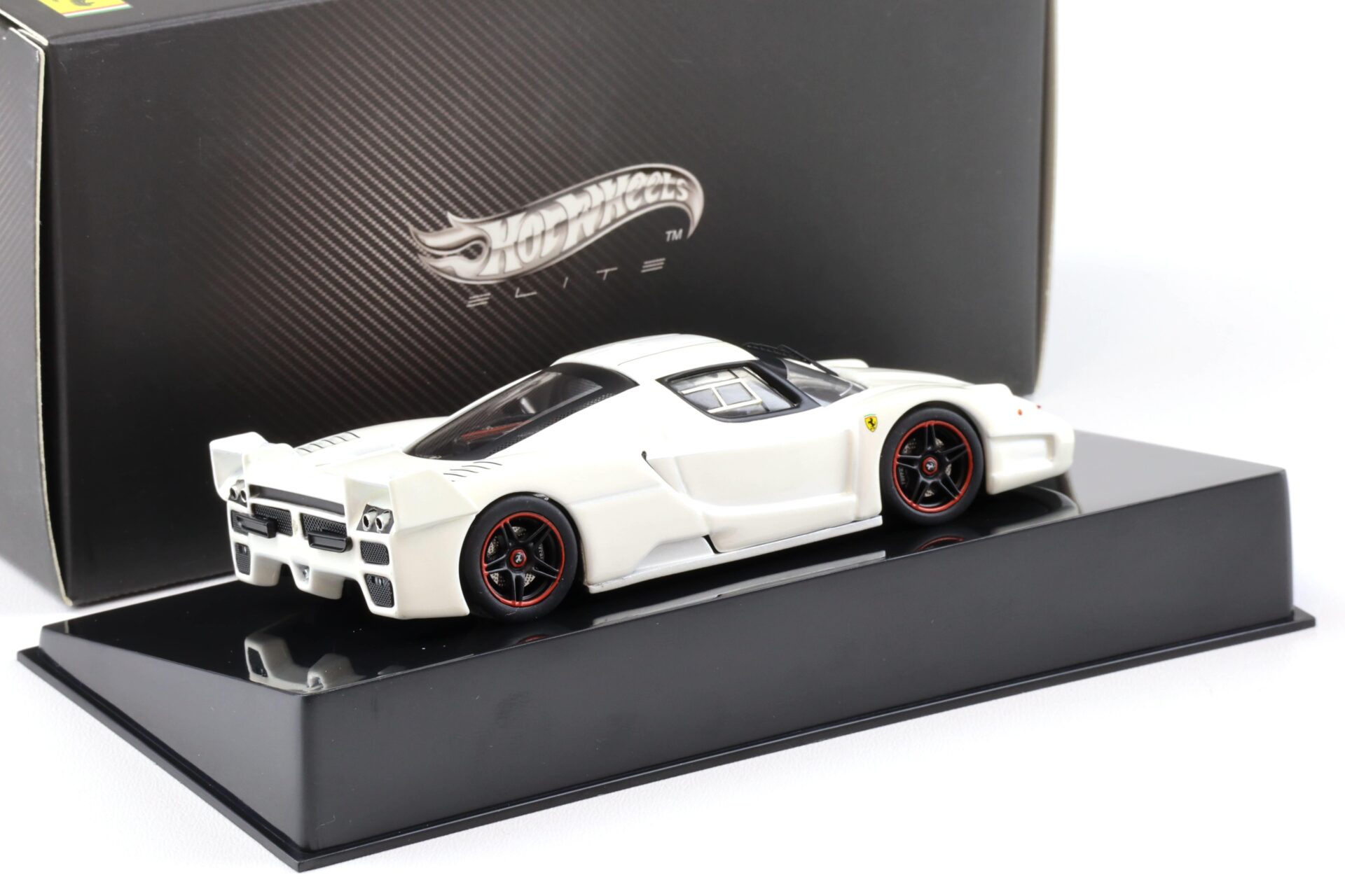 1:43 Hot Wheels Elite Ferrari FXX pearl white mica N5610