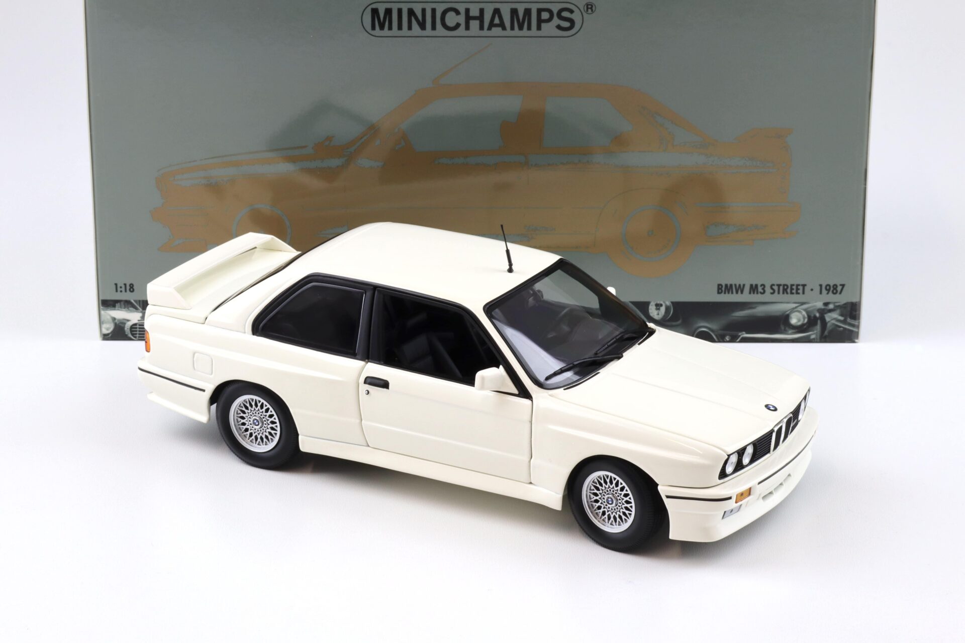 1:18 Minichamps BMW M3 E30 Street Coupe 1987 white