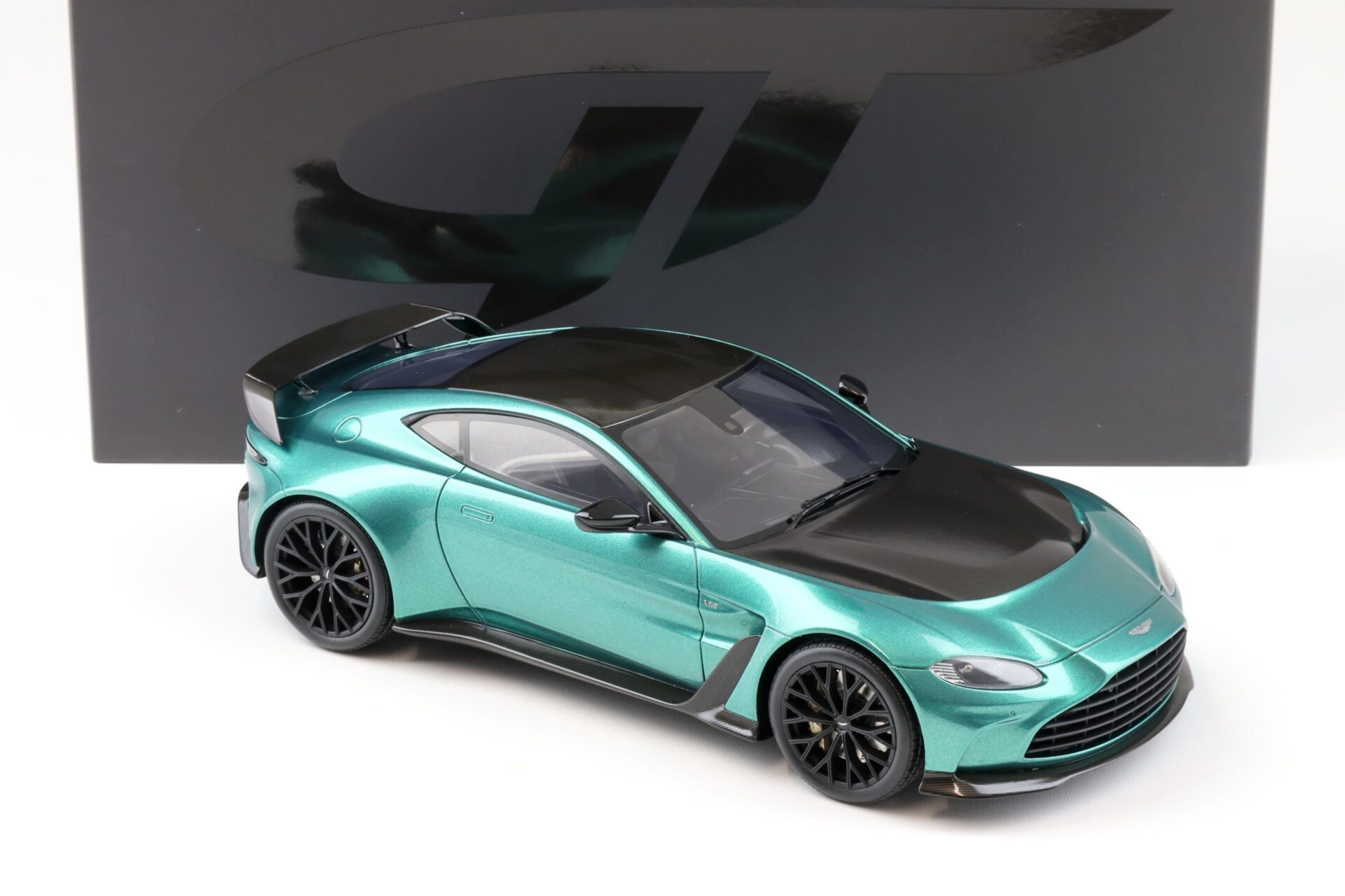 1:18 GT Spirit GT922 Aston Martin V12 Vantage Aston Martin Racing green 2023