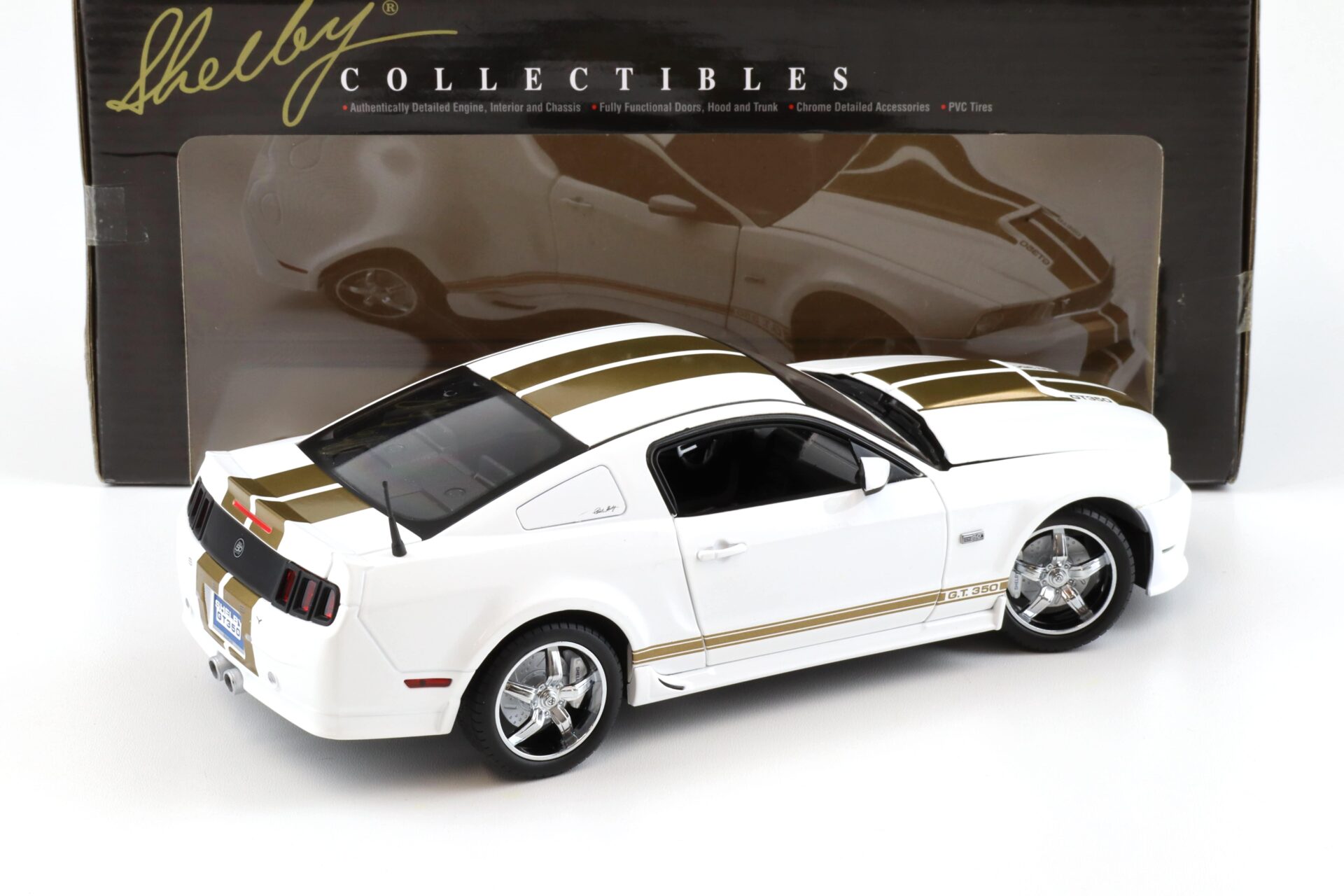 1:18 Shelby Collectibles 2012 Ford Shelby GT350 Coupe white/ gold stripes